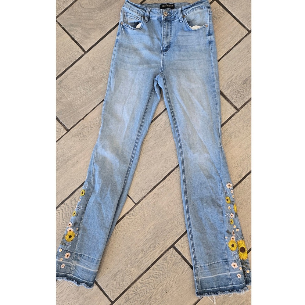 Ashley Mason Premium High Rise Sunflower Embroidered Jeans Light Wash Size 7/28